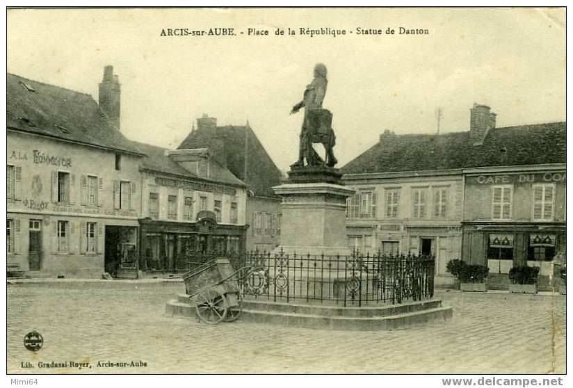 D .  10 .  ARCIS - SUR - AUBE . PLACE DE LA REPUBLIQUE STATUE DE DANTON . - Arcis Sur Aube