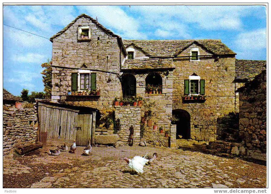 Carte Postale D'une Cour De Ferme - Farms