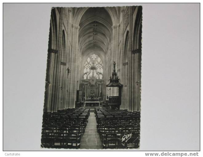 (148) -1- Carte Postale Sur Luçon  Intérieur De La Cathédrale  Soldée Petite Déchirure Gauche Regardez - Lucon