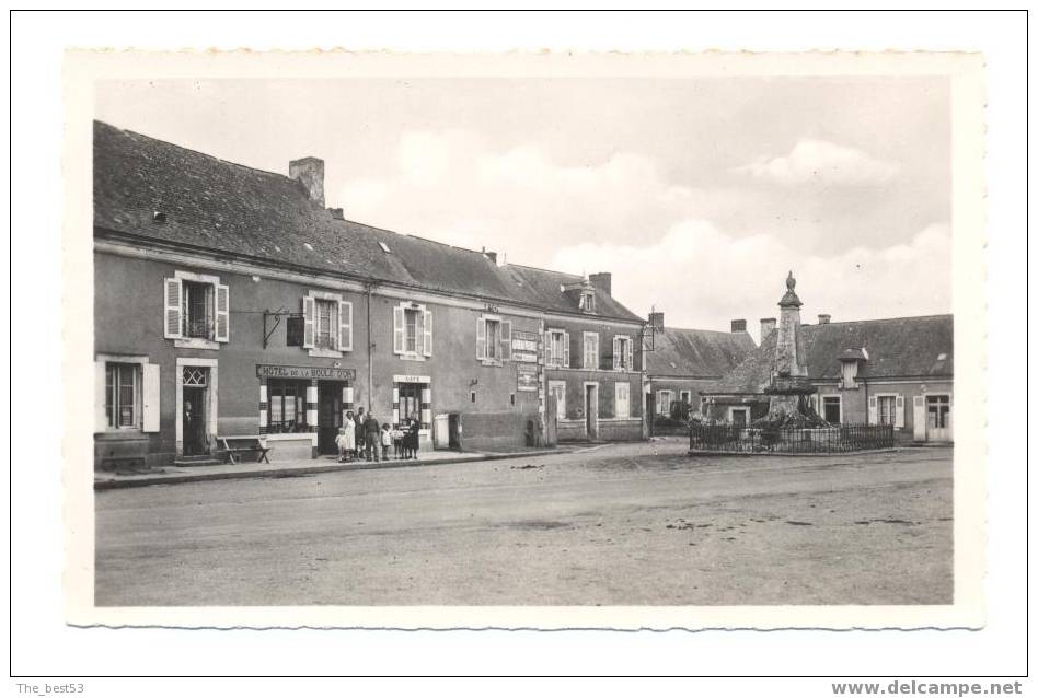 7185   -   Luché - Pringé    -  Le Monument Et La Place - Luche Pringe