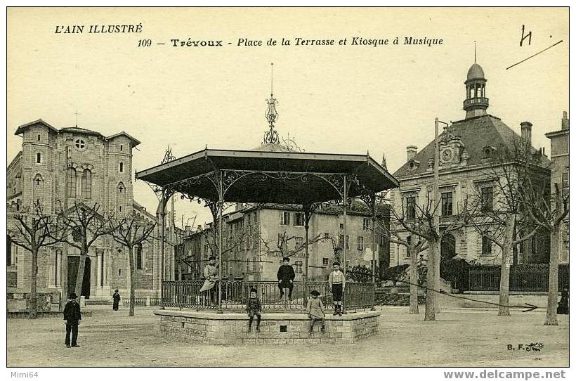 01 . TREVOUX . PLACE DE LA TERRASSE ET KIOSQUE AMUSIQUE . - Trévoux