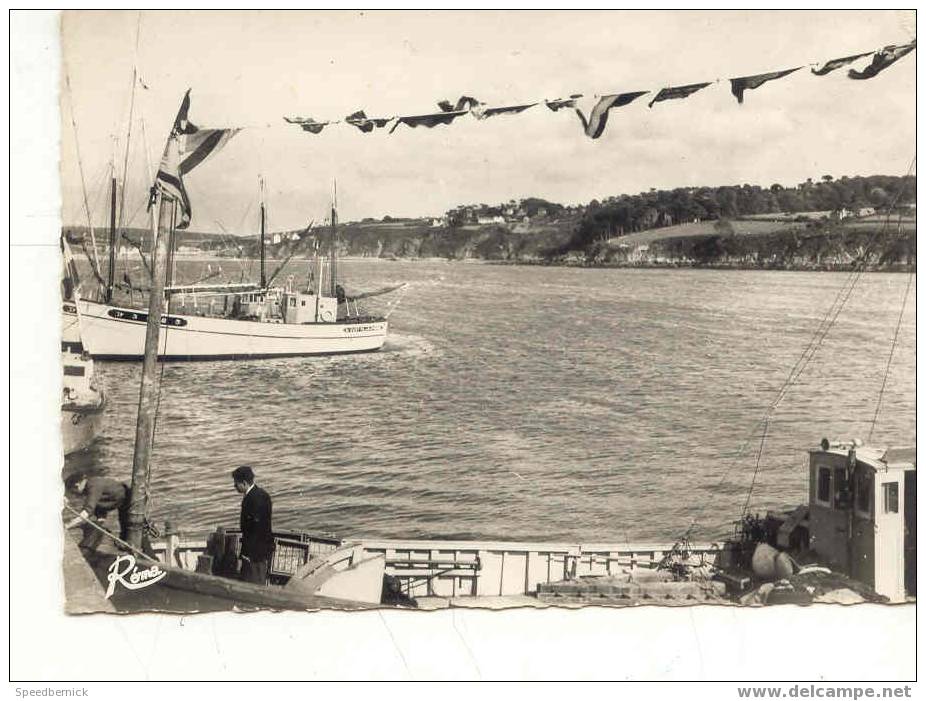 5246 DOUARNENEZ A Travers Les Pavois Le Jour De Bénédiction De La Mer Vue Sur Les Plomarc'h Réma 1305 Peche Bateau - Douarnenez