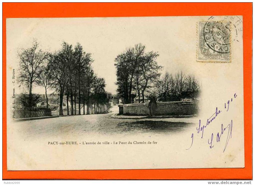 PACY SUR EURE L ENTREE DE VILLE LE PONT DU CHEMIN DE FER  1902 CARTE PRECURSEUR EN BON ETAT - Pacy-sur-Eure