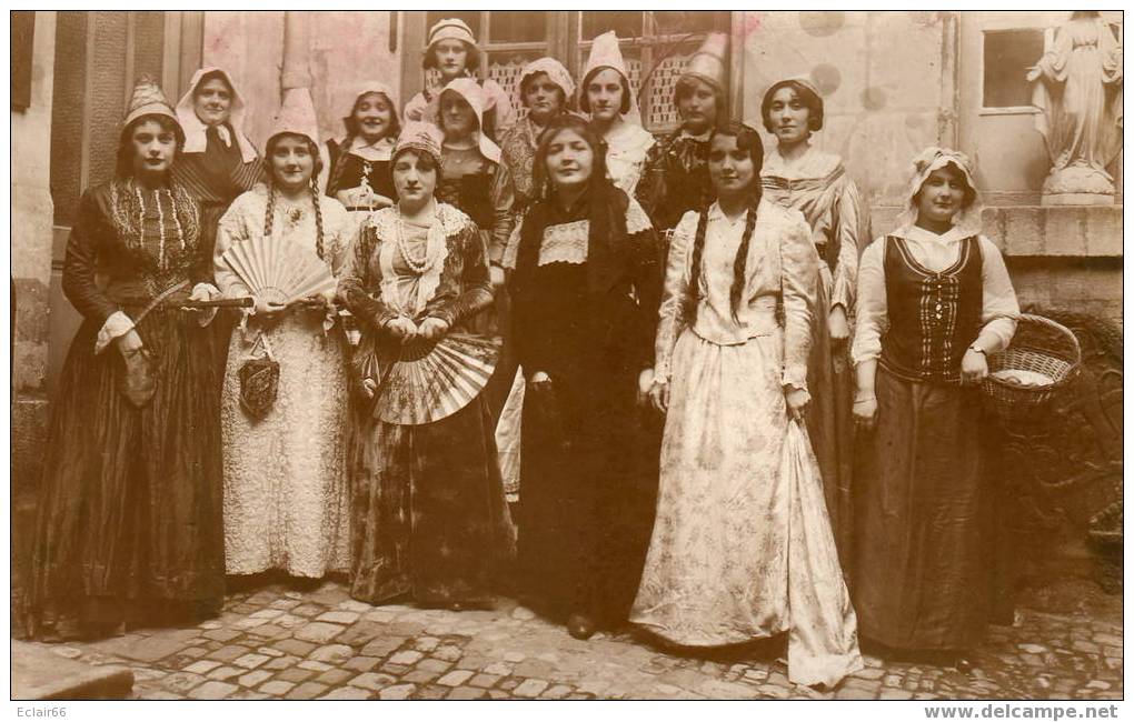 Fête De Sainte Catherine Ou Jour De Carnaval  De Trés Beaux Costumes Indication    Février 1932 - Saint-Catherine's Day