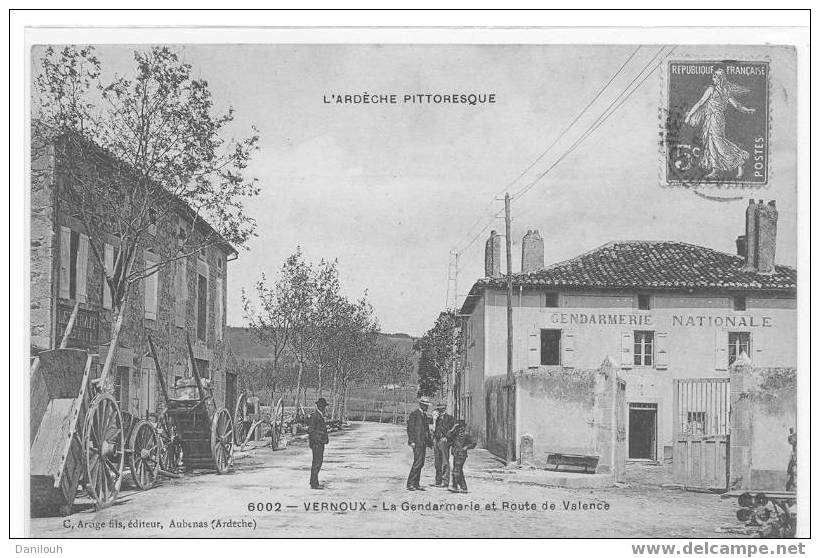 07 // ARDECHE / VERNOUX / La Gendarmerie Et Route De Valence / ANIMEE / Artige Edit / N° 6002 - Vernoux
