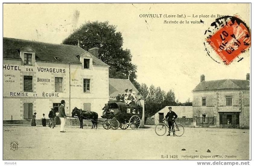 44. ORVAULT . LA PLACE DU BOURG ARRIVEE DE LA VOITURE . (DILIGENCE) HOTEL DES VOYAGEURS . - Orvault