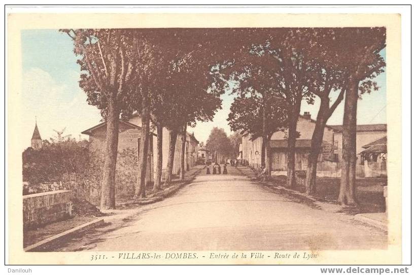 01 // AIN / VILLARS DES DOMBES / Entrée De La Ville, Route De Lyon / 3511 / Colorisée Ed Paviot - Villars-les-Dombes