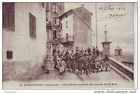 ROQUEFORT   OUVRIERES SORTANT DES CAVES DE LA RUE  1912 - Roquefort