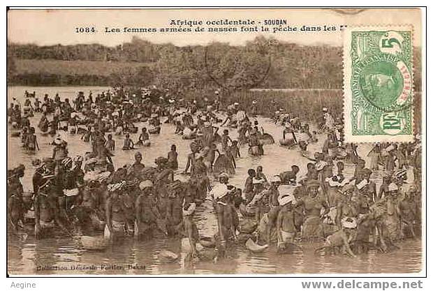 SOUDAN-ref No 01- Afrique Occidentale- Les Femmes Armees De Masses Font La Peche Dans Les Marais -bon Etat - Soudan