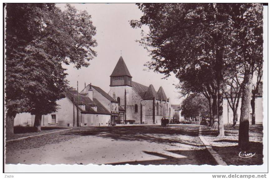 18.031/ DUN SUR AURON - L'église Et La Place Des Ormes (cpsm N°7) - Dun-sur-Auron