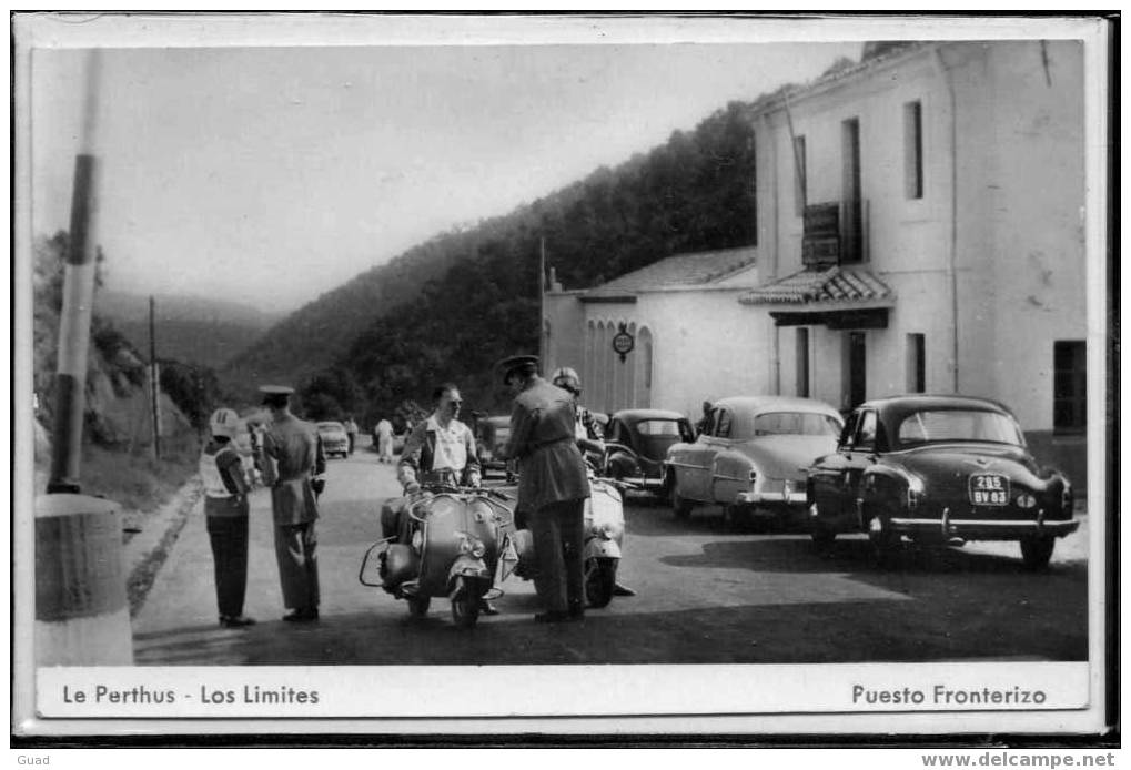 LE PERTUS - LA DOUANE - LES 2 SCOOTERS - Motorbikes