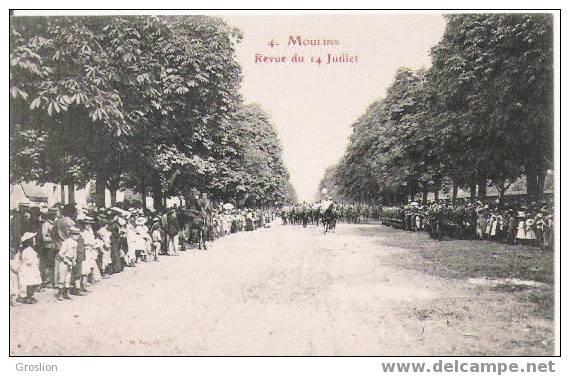 MOULINS 4 REVUE DU 14 JUILLET (FOULE ET DEFILE) - Moulins