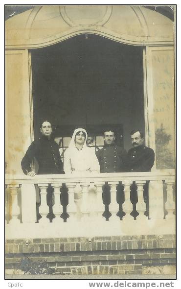CARTE PHOTO NOVEMBRE 1914 MILITAIRE ET INFIRMIERE AU BALCON - Rode Kruis