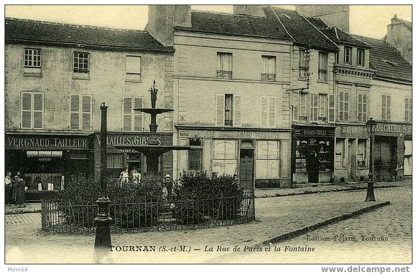 77 .  TOURNAN .   LARUE DE PARIS ET LA FONTAINE  .  (  COMMERCES  ) - Tournan En Brie