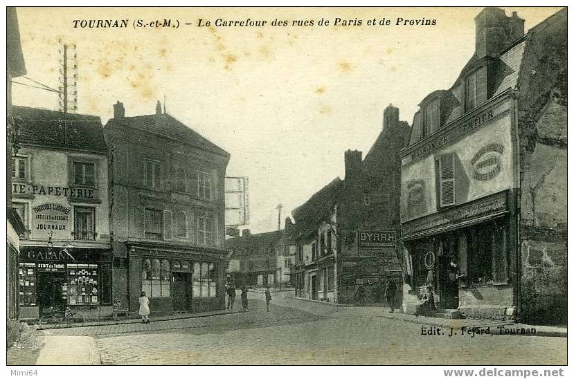 77 . TOURNAN . LE CARREFOUR DES RUE DE PARIS ET DE PROVINS .  (  COMMERCES PAPETERIE GALANL - Tournan En Brie