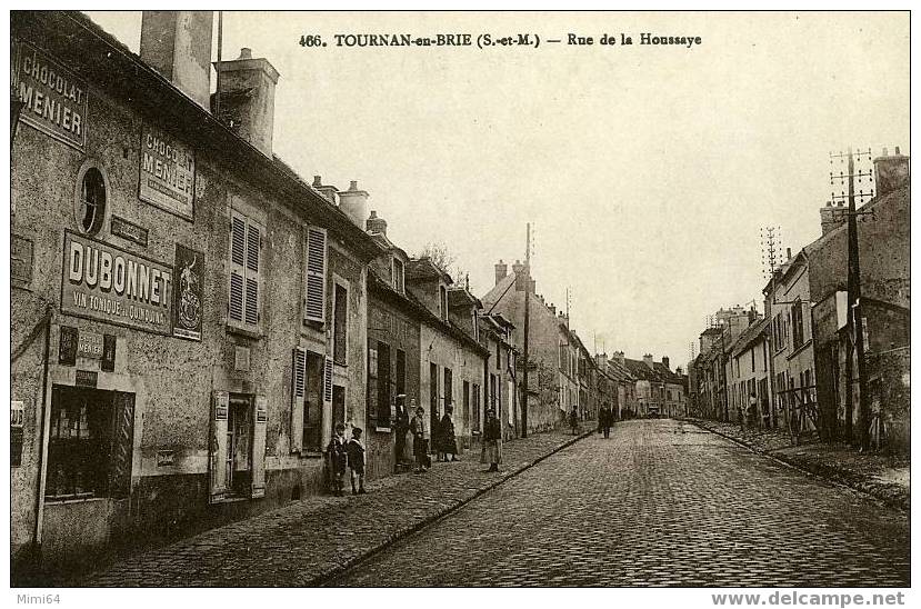 77 . TOURNAN . RUE DE LA HOUSSAYE .  (  COMMERCE . PUBLICITES CHOCOLAT MENIER ET VIN TONIQUE DUBONNET ). - Tournan En Brie