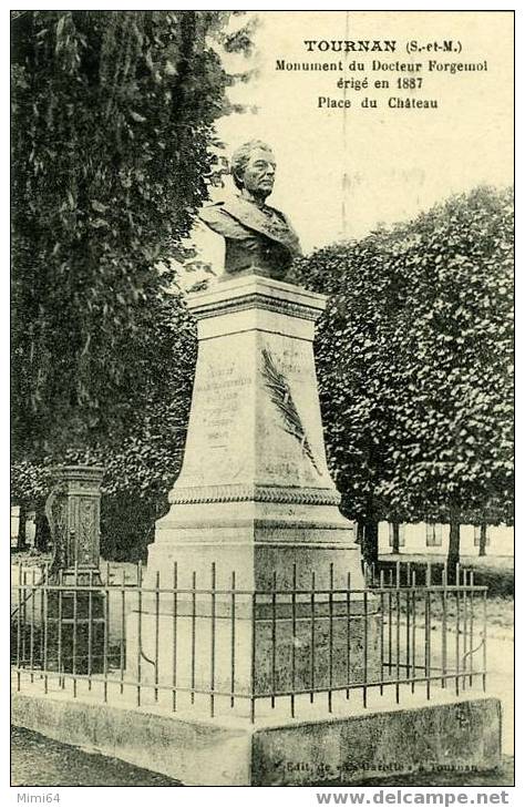 77 . TOURNAN .  LE MONUMENTDU DOCTEUR FORGEMOL ERIGE EN 1887 PLACE DU CHATEAU . - Tournan En Brie