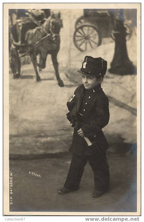 POLICE - ENFANT POLICIER - ATTELAGE - CHEVAL - PHOTO Henri MANUEL - Edit. S.I.P. Série 64 N° 1 - - Policia – Gendarmería