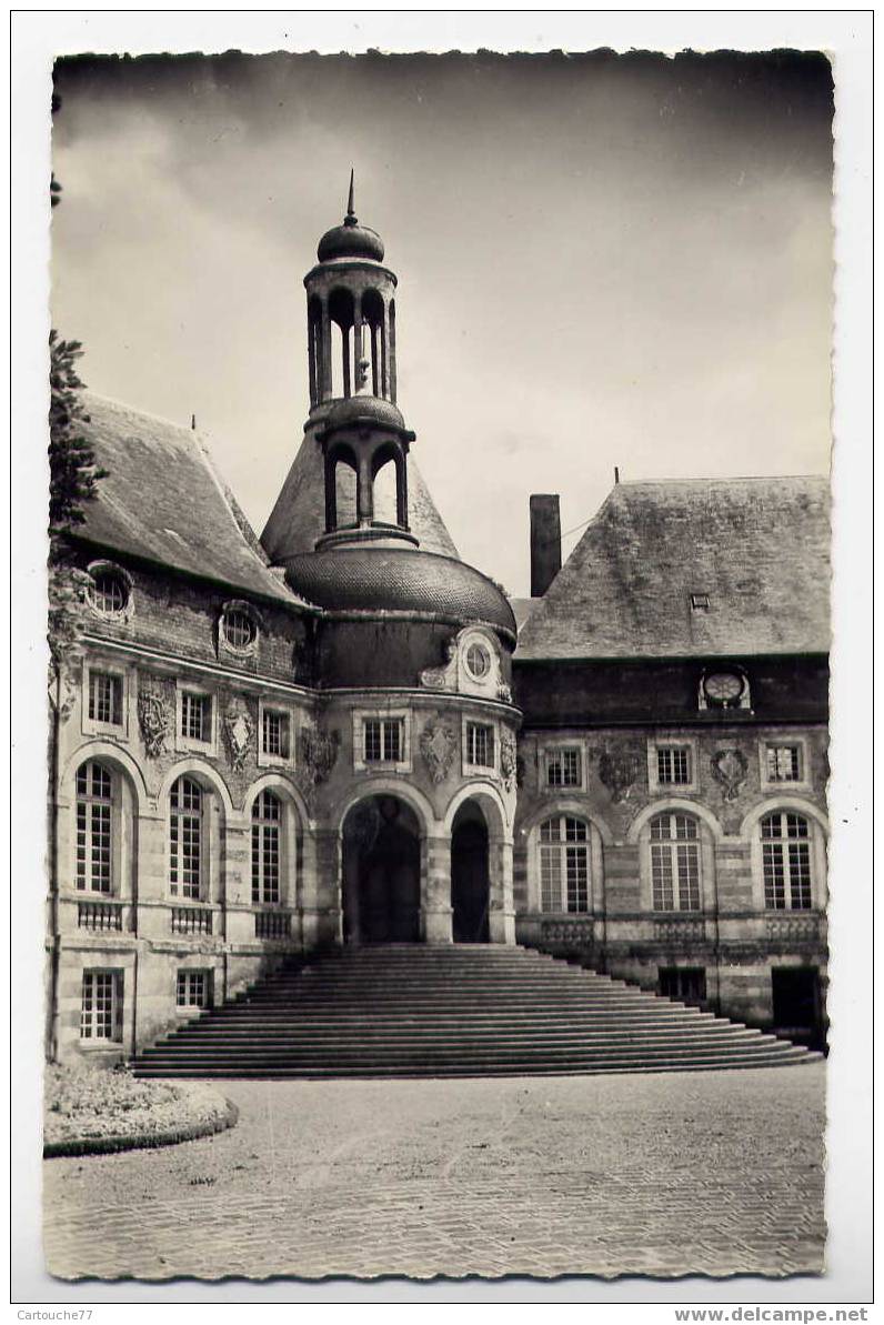 K1 - SAINT-FARGEAU - La Chapelle Du Château (jolie Carte Semi-moderne) - Saint Fargeau