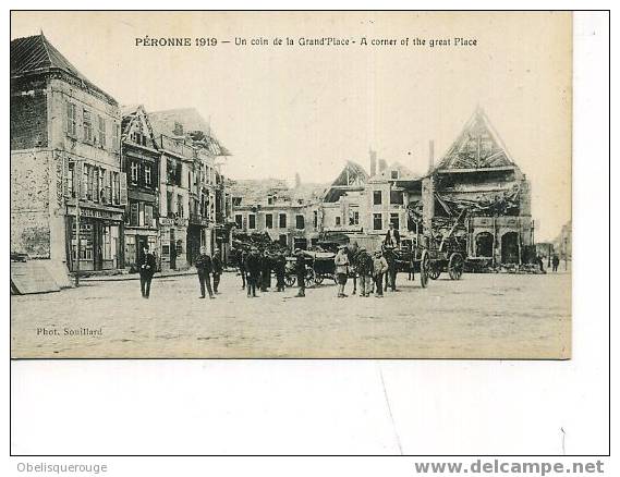 80 PERONNE UN COIN DE LA GRAND PLACE  BELLE ANIMATION PHOTO SOUILLARD - Peronne