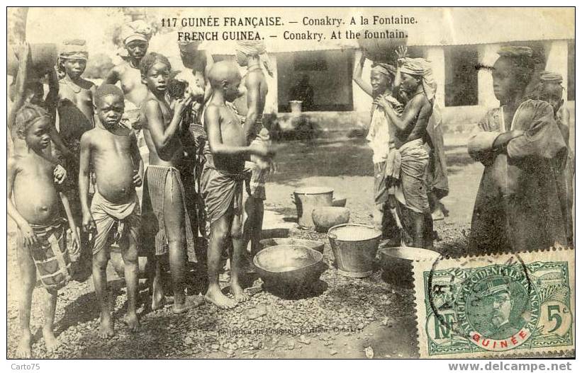 AFRIQUE - GUINEE FRANCAISE - CONAKRY - NU - A La Fontaine - Guinea Francesa