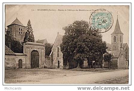 CPA 72 SOLESMES - Entree De L Abbaye Des Benedictins Et Place De L Eglise - Solesmes