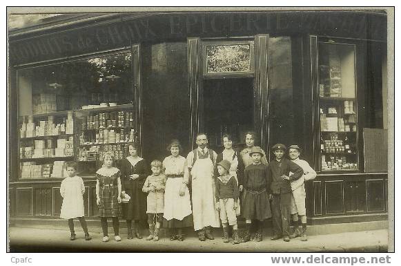 CARTE PHOTO SUPERBE ANNEES 1900 TRES ANIMEE/ MAGASIN EPICERIE ST OUEN - Saint Ouen