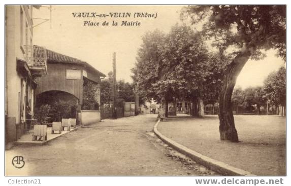 VAULX EN VELIN ...... PLACE DE LA MAIRIE - Vaux-en-Velin