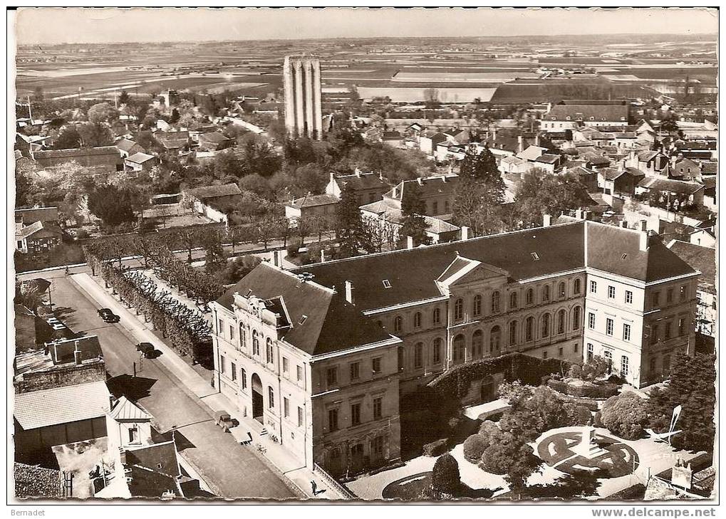 86 .LOUDUN...L' HOTEL DE VILLE ET LE DONJON ....EN AVION AUDESSUS DE.... LAPIE - Loudun