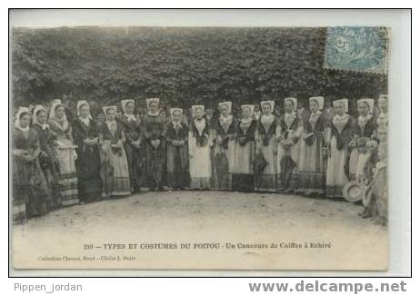 TYPES ET COSTUMES DU POITOU 79 * Un Concours De Coiffes à ECHIRE **Belle Carte Animée , Postée En 1905 - Poitou-Charentes
