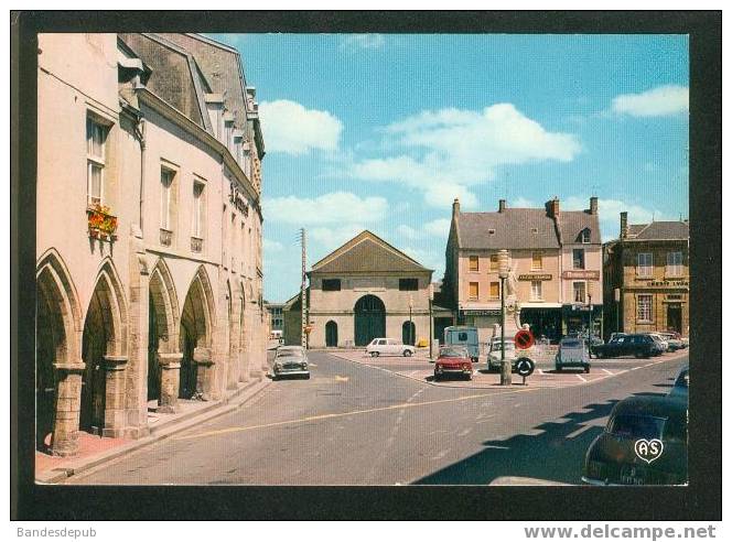 CARENTAN - Les Arcades Place De La République ( Automobile Peugeot 403 Renault 8 Citroën 2CV Tube Type H...ARTAUD 11) - Carentan