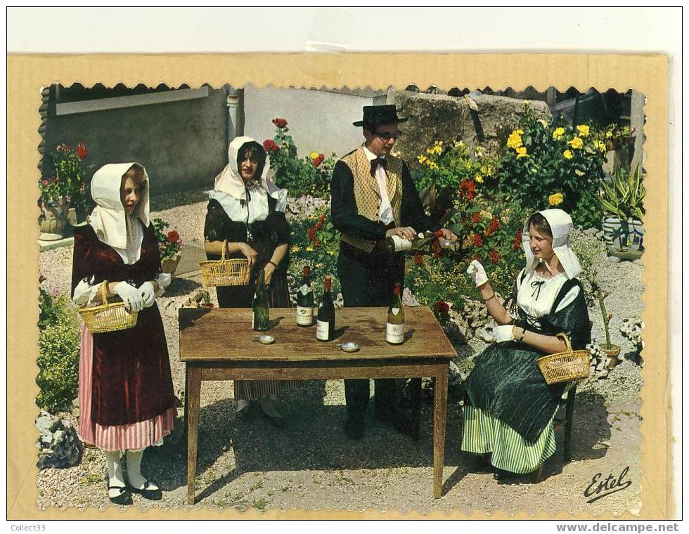 Bourgogne - Groupe En Costume Folklorique - Table Et Bouteilles De Vin - CPSM écrite - Ed Estel N° 8305 - Bourgogne