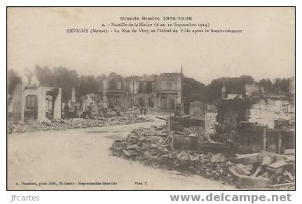 55 - REVIGNY - Grande Guerre 1914-15-16 - La Rue De Vitry Et L'Hôtel De Ville Après Le Bombardement - Revigny Sur Ornain