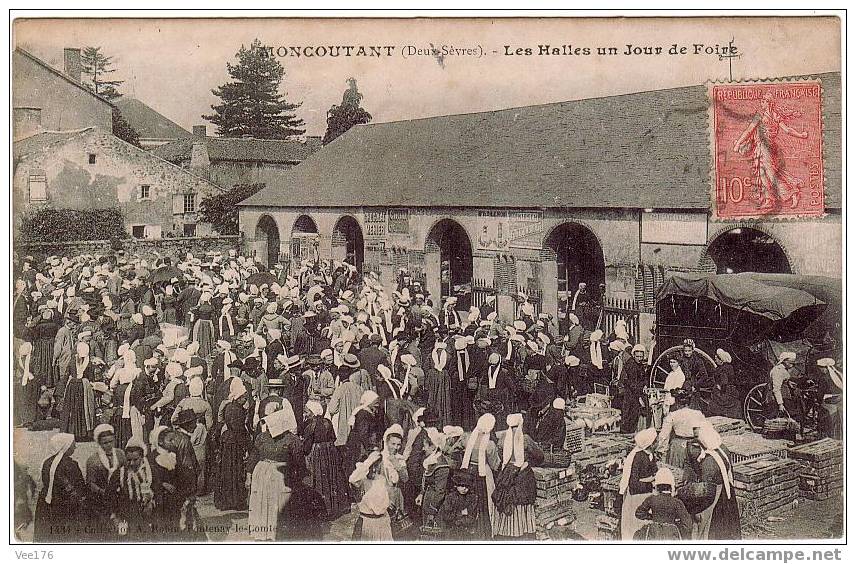 MONCOUTANT(79) / Les Halles Un Jour De Foire / Grosse Animation - Moncoutant