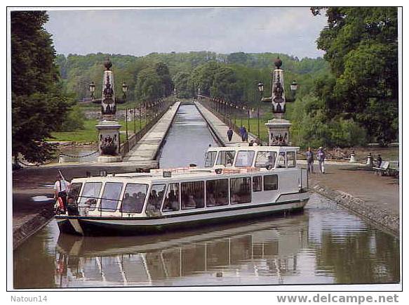 Pont Canal De Briare Avec Bateau - Briare