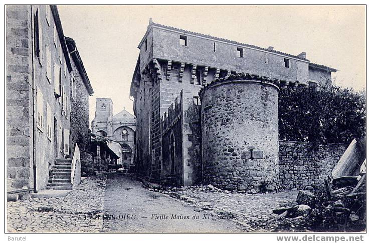 LA CHAISE DIEU - Vieille Maison Du XI° Siècle - La Chaise Dieu