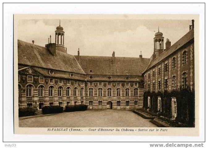 - ST FARGEAU . COUR D'HONNEUR DU CHÂTEAU . SORTIE SUR LE PARC - Saint Fargeau