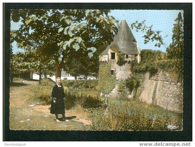 CPSM - Pontivy - Les Douves Du Château ( Animée COMBIER CIM 45) - Pontivy