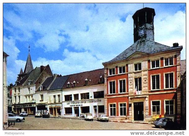 Cpsm Vervins (02) Place Du Gnl De Gaulle Et Hôtel De Ville. Pharmacie , Imprimerie De La Thierache . Voitures ... - Vervins