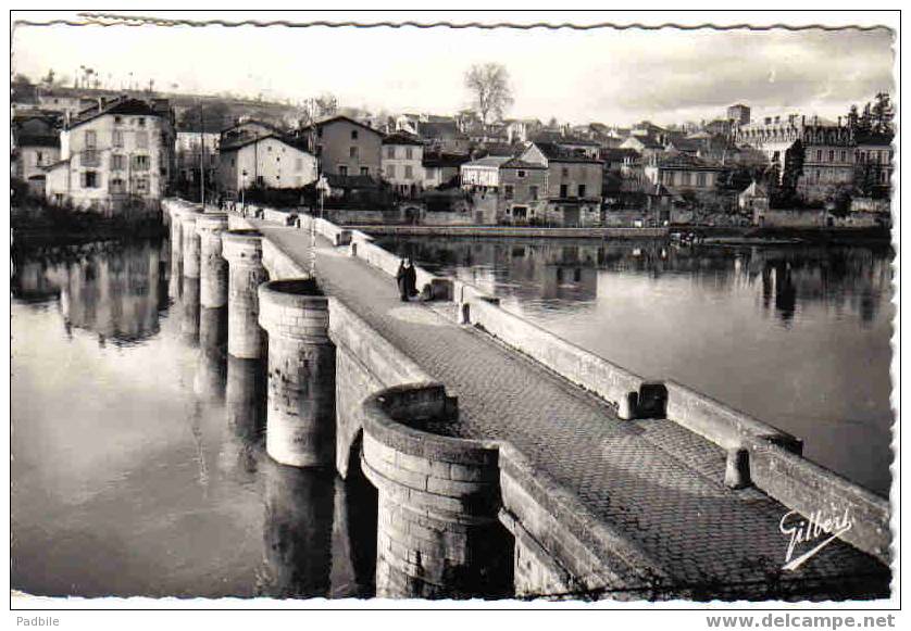 Carte Postale   16.  Confolens   Le Vieux Pont Sur La Vienne - Confolens