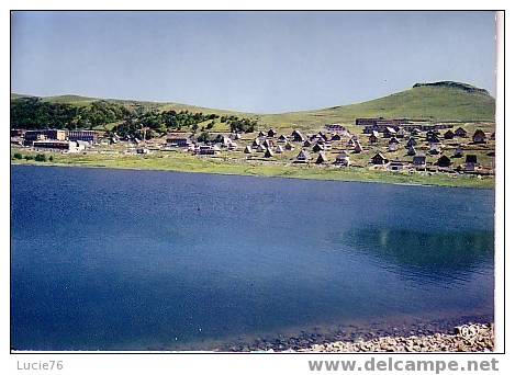 SUPER BESSE  -  N° A 383 - Le Plan D´Eau Et Les Chalets - Besse Et Saint Anastaise