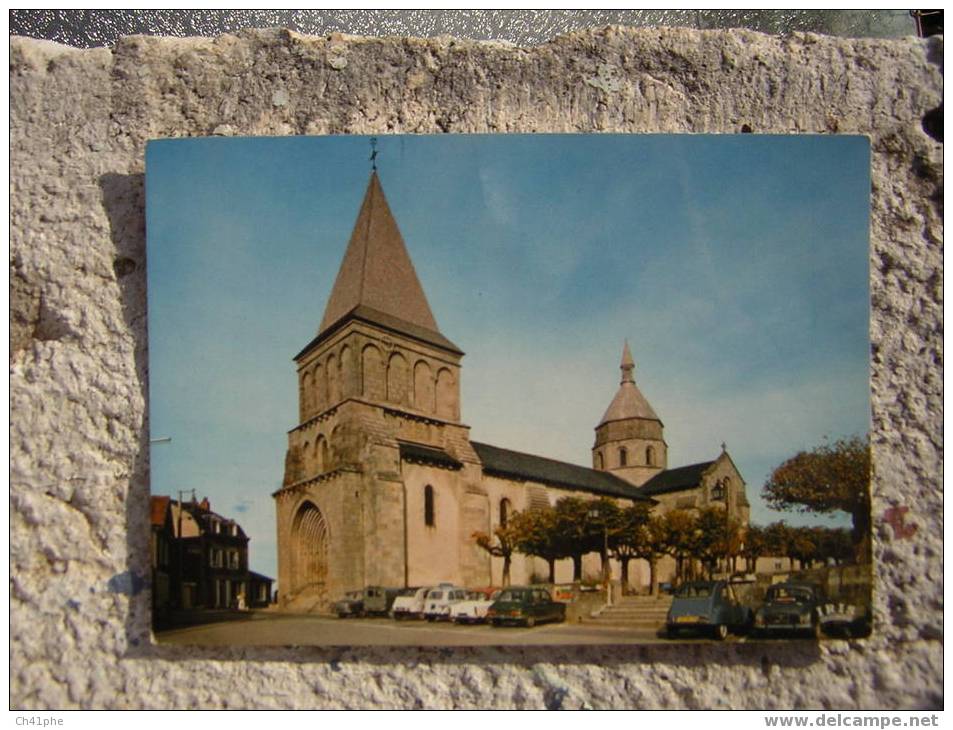 BENNEVENT L ABBAYE L EGLISE ET VOITURES ANNEES 1960/1970 - Benevent L'Abbaye