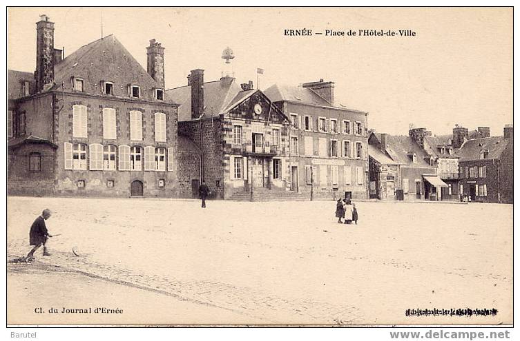 ERNEE - Place De L´Hôtel De Ville - Ernee