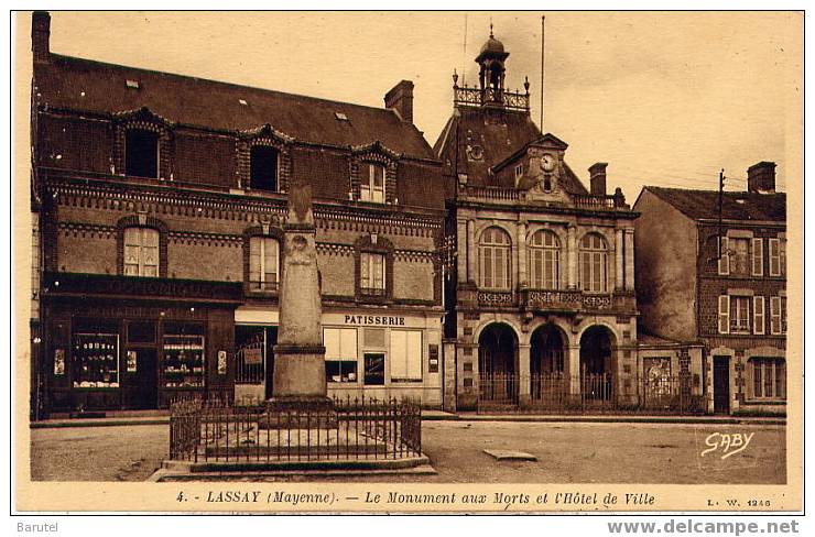 LASSAY - Le Monument Aux Morts Et L´Hôtel De Ville - Lassay Les Chateaux