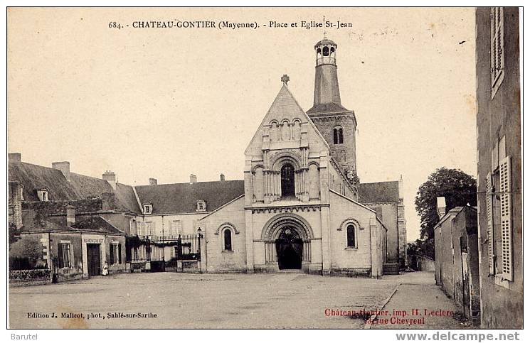 CHÂTEAU GONTIER - Place Et Eglise Saint-Jean - Chateau Gontier