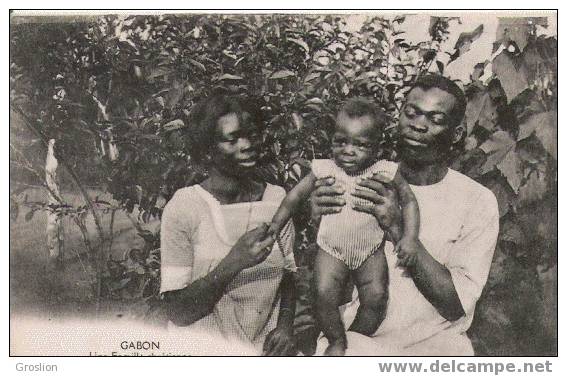 GABON UNE FAMILLE CHRETIENNE (3 PERSONNAGES) - Gabon