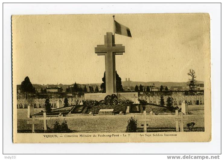 - VERDUN . CIMETIERE MILITAIRE DU BEAUBOURG-PAVE . LA TOMBE DES SEPT SOLDATS INCONNUS - Monuments