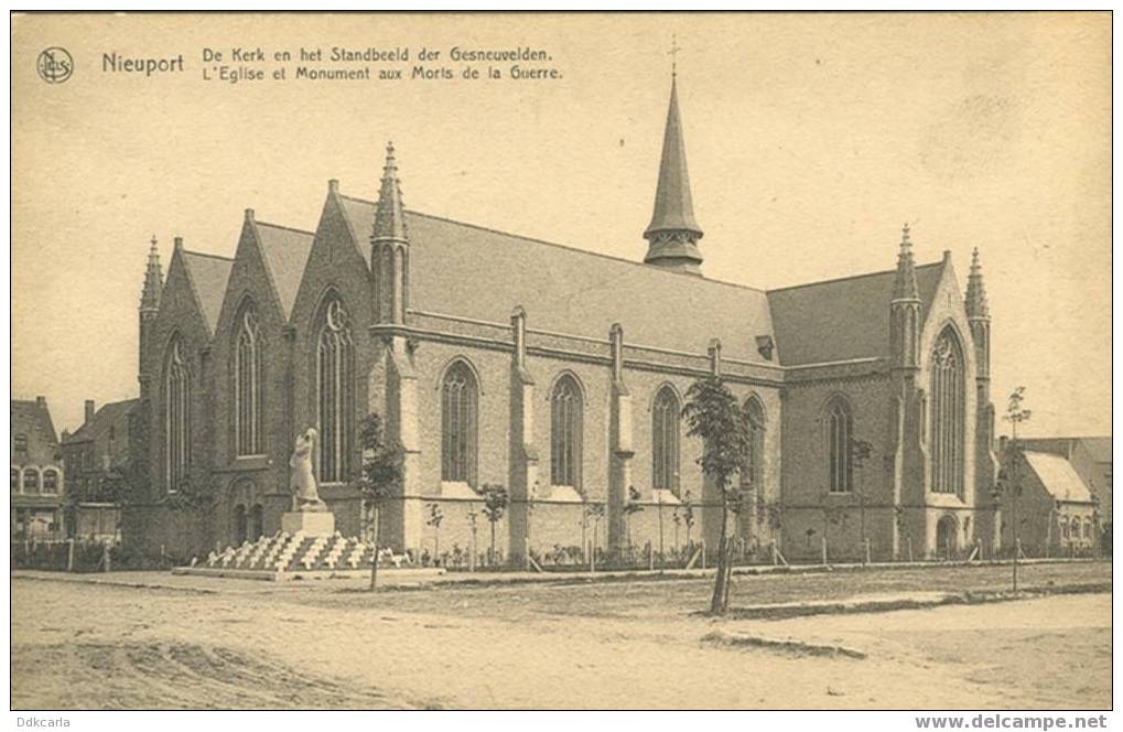 Nieuport - De Kerk En Het Standbeeld Der Gesneuvelden - Nieuwpoort