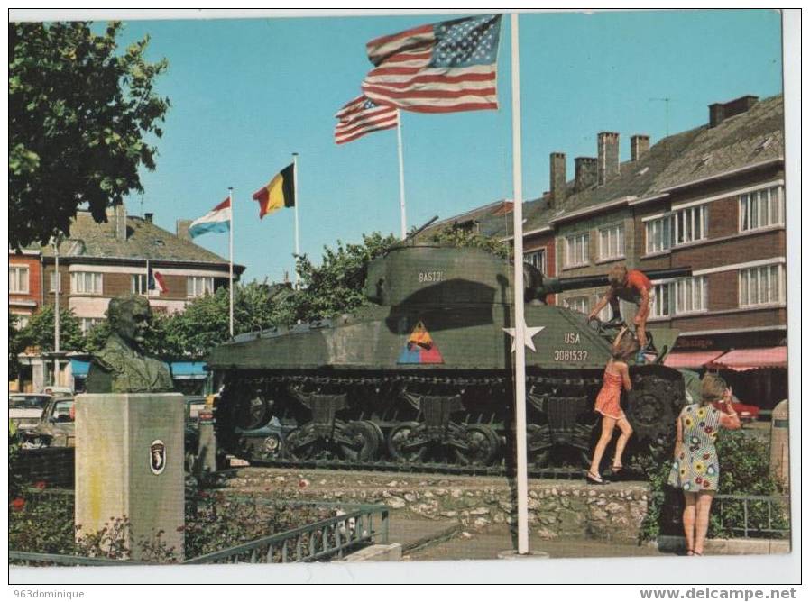 Bastogne - Bastenaken - Place Mac Auliffe Et Tank - Des Enfants Jouent Sur Le Tank Worlwar 2 - Bastogne
