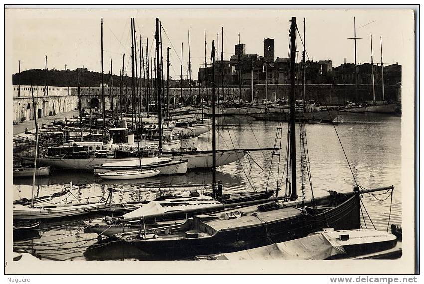 ANTIBES  -  LE PETIT PORT   -  ANNEE 1940/50 - Antibes